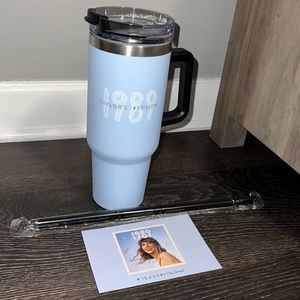 (SOLD) Taylor Swift 1989 TV × Capital One
EXCLUSIVE Travel Mug